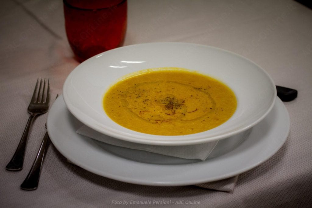piatto di doppia zuppa di farro e ceci con lo zafferano di cascia_da_raw