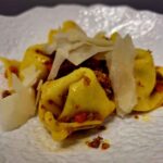 Tortelli di ricotta e spinaci, ragu di salsiccia di Norcia, zafferano purissimo di Cascia, scaglie di parmigiano Tortelli di ricotta e spinaci, ragu di salsiccia di Norcia, zafferano purissimo di Cascia, scaglie di parmigiano